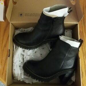Dr. Martens Magdalena size 8 in black
